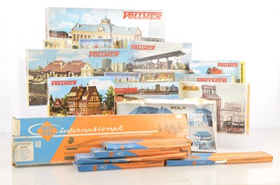 Lot 739 - HO Gauge Unmade Kit Trackside Buildings and Boxed Roco Track