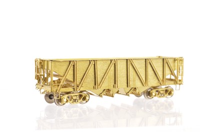 Lot 905 - Old & Weary Car Shop H0 Gauge OWCS No 1003  4 Bay Composite All Steel Ends Slope Sheets and Hopper Trays Wine Door Mechanisms