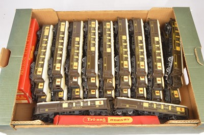 Lot 24 - Tri-ang 00 gauge Pullman coaches in umber/cream livery (34)