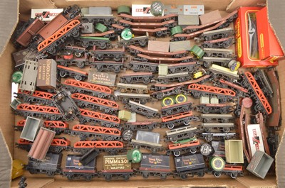 Lot 44 - Tri-ang Hornby 00 gauge four wheel open and container wagons (71)