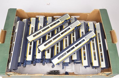 Lot 86 - Hornby 00 gauge Eurostar Multiple Units (26)