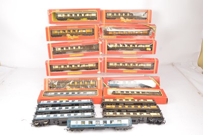 Lot 88 - Hornby 00 gauge Golden Arrow and Pullman coaches  (19)