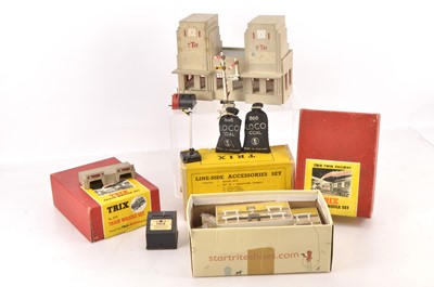 Lot 202 - Trix TTR 00 Gauge 'Manyways' Station parts and later Lineside Accessories (qty)