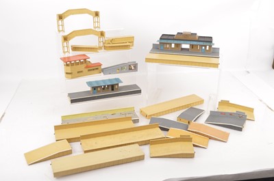Lot 216 - Hornby-Dublo 3-Rail unboxed metal repainted Station and Island Platform and various Platform Extensions Ramps Signal Box and Footbridges