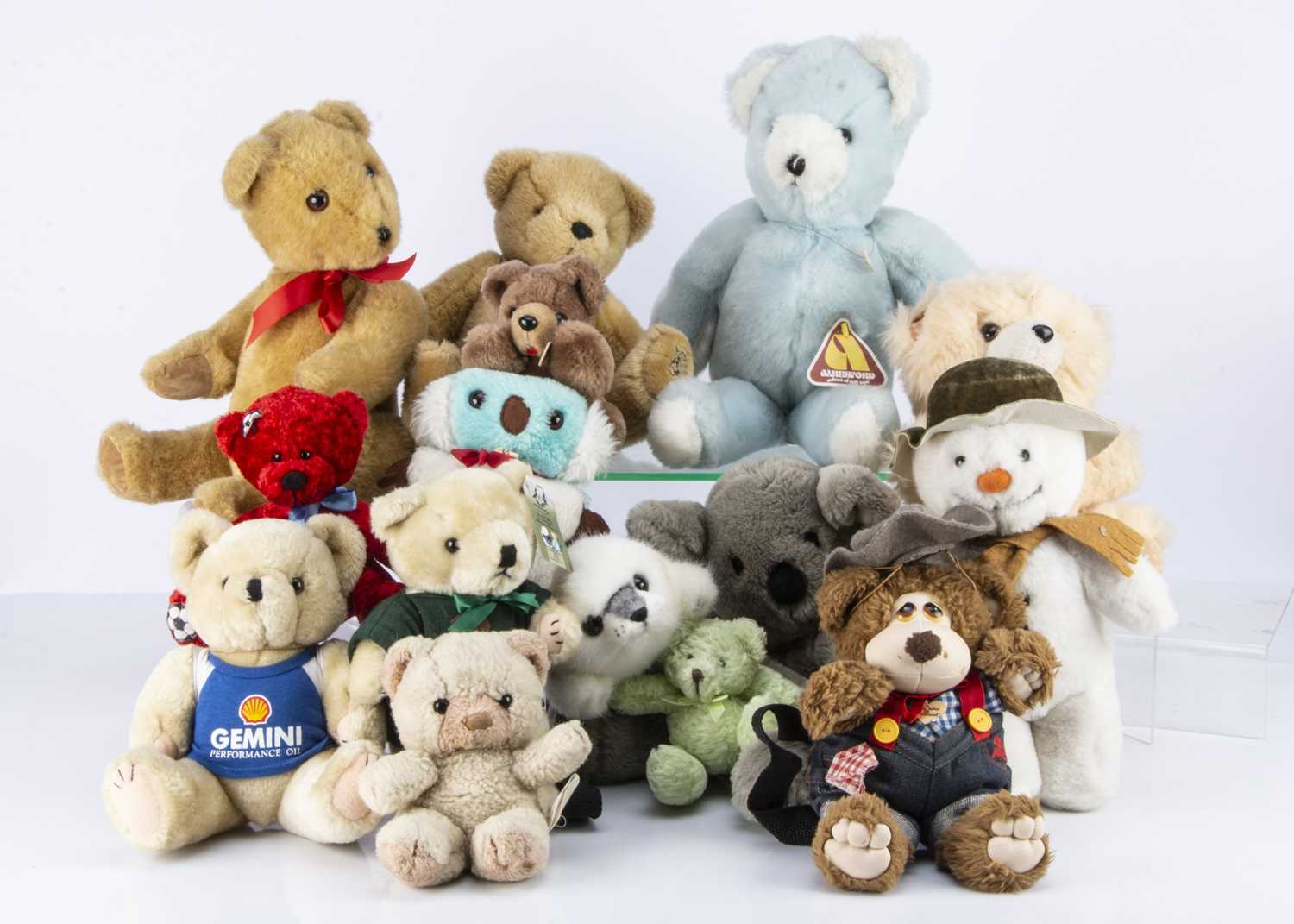Lot 51 - A very large collection of modern manufactured teddy bears