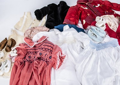 Lot 165 - A large quantity of dolls clothes