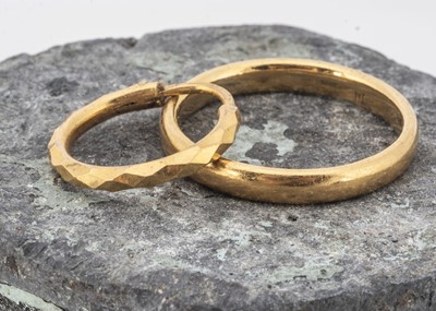 Lot 11 - A 22ct wedding band