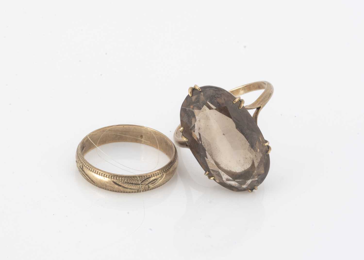 Lot 17 - A 9ct gold wedding band