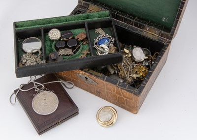 Lot 33 - A miscelanious collection of costume jewels