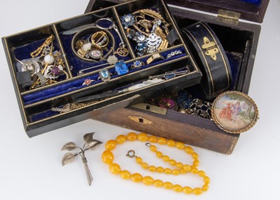 Lot 34 - A collection of costume rings