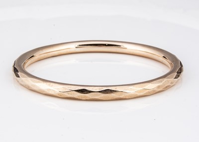 Lot 38 - A George V 9ct gold bangle