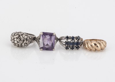 Lot 50 - A yellow metal ring