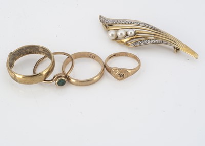 Lot 62 - A 9ct gold buckle ring