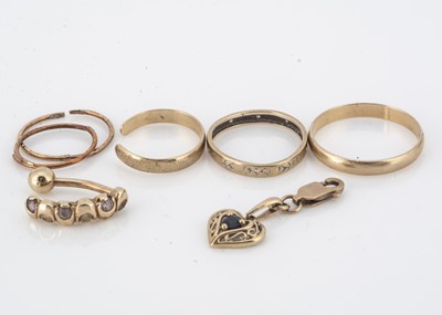 Lot 76 - A small collection of gold
