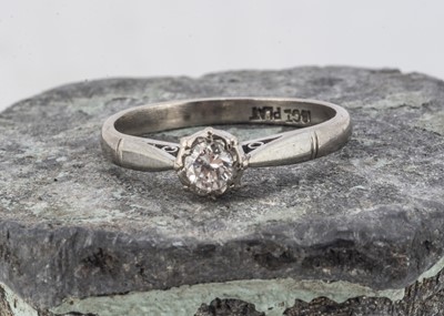 Lot 78 - An 18ct and Plat diamond Solitaire ring