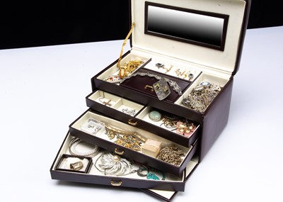 Lot 83 - A collection of costume jewels