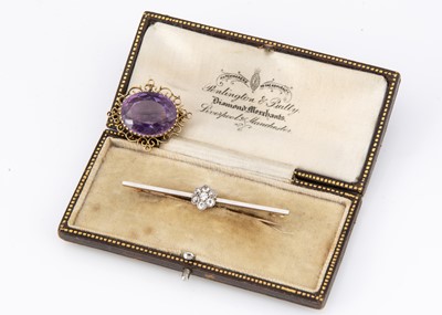 Lot 86 - An Edwardian diamond 15ct and platinum bar brooch