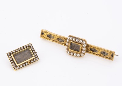 Lot 89 - A 19th century memorial brooch