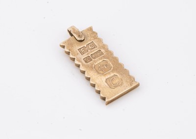 Lot 93 - A 9ct gold ingot pendant