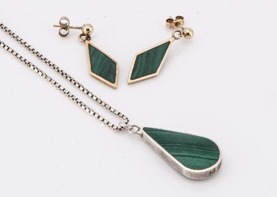 Lot 98 - A silver blue john and malachite pendant and chain