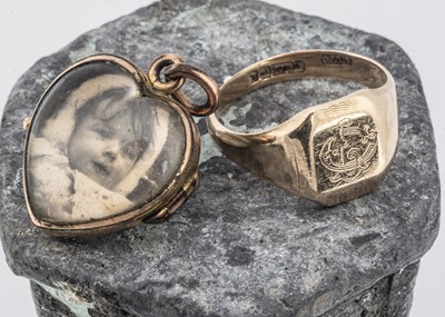 Lot 100 - An Edwardian gilt metal and glass heart shaped locket