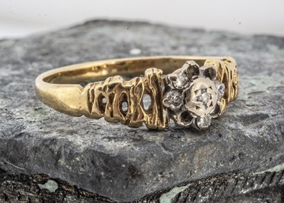 Lot 101 - An 18ct gold illusion set diamond modern cluster ring