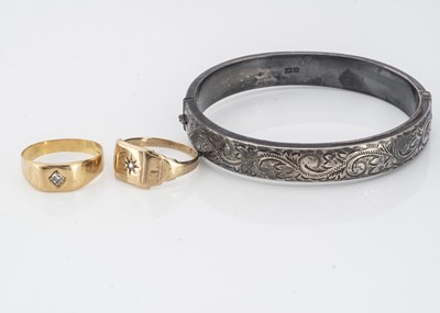 Lot 126 - An 18ct gold diamond set signet ring