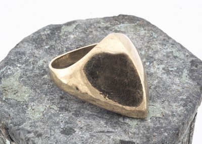 Lot 133 - A contemporary 9ct gold triangular dress ring