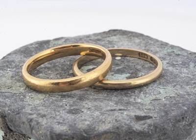 Lot 135 - A 22ct gold wedding band