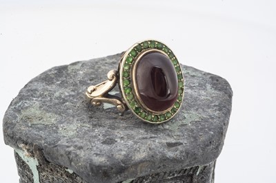 Lot 136 - An early 20th Century garnet cluster dress ring