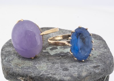 Lot 140 - A mauve jade single stone dress ring