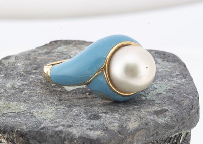 Lot 141 - An 18k cultured pearl and enamel turquoise crossover dress ring