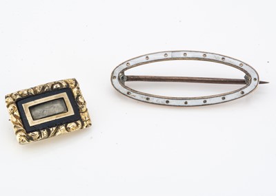 Lot 142 - An Edwardian yellow gold and white enamel oval pierced brooch