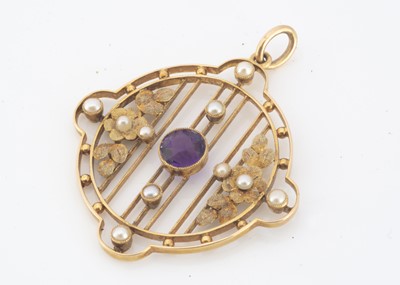 Lot 145 - An Edwardian 15ct gold amethyst and seed pearl circular openwork pendant