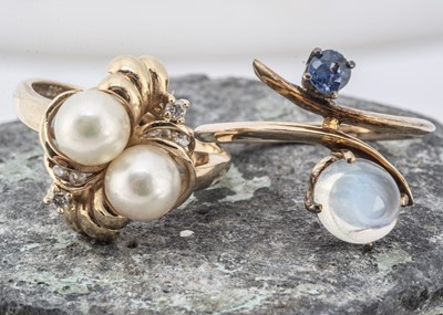 Lot 167 - A 14ct gold and diamond scroll set dress ring