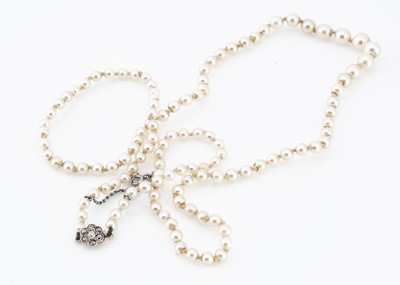 Lot 172 - A string of knotted, graduated pearls