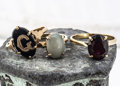 Lot 185 - Three 9ct gold dress rings