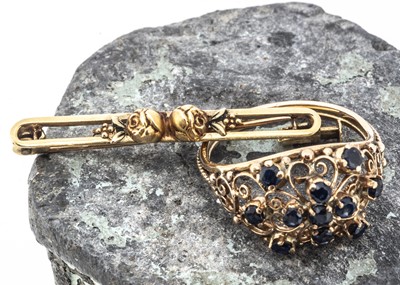 Lot 189 - A continental yellow metal and sapphire cluster dress ring