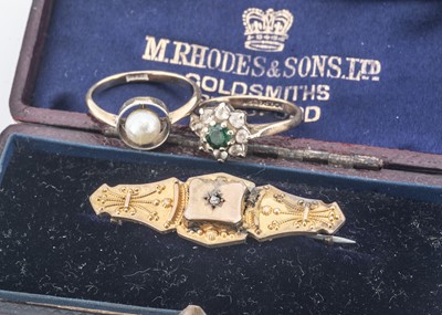 Lot 196 - A 9ct gold bar brooch