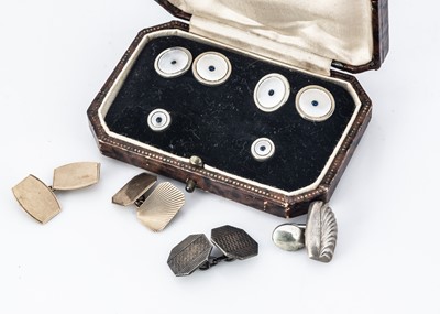 Lot 220 - A two single 9ct gold cufflinks