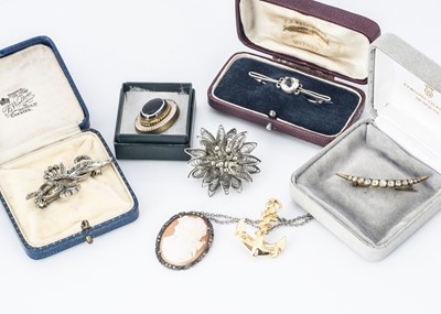 Lot 222 - A white metal and paste set bar brooch