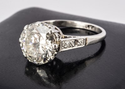 Lot 231 - A diamond solitaire platinum set ring