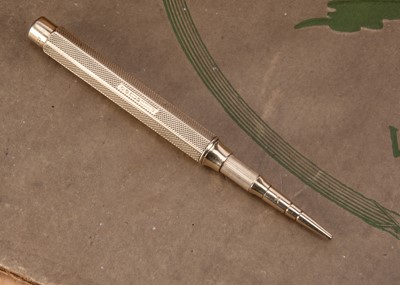 Lot 244 - An Art Deco period 9ct gold drop pencil by S. Mordan