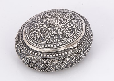 Lot 277 - A vintage Indian box
