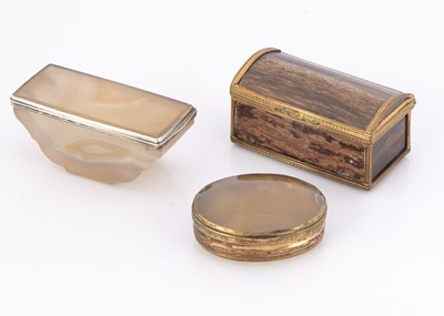 Lot 320 - Three hardstone boxes
