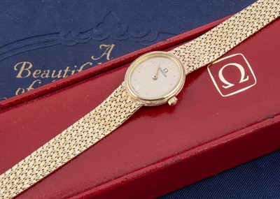Lot 91 - A modern 9ct gold Omega quartz ladies wristwatch
