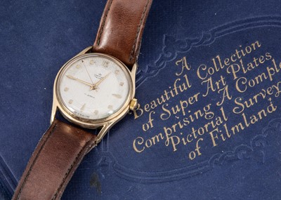 Lot 118 - A 1950s Smiths De Luxe manual wind 9ct gold cased wristwatch
