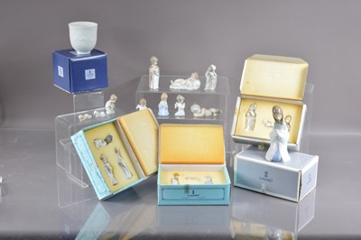 Lot 437 - A good collection of Lladro Christmas Nativity figurines