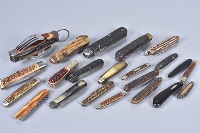 Lot 858 - A group of antler pocket knives
