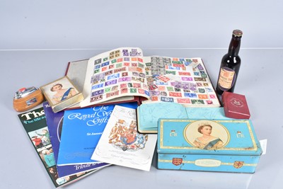 Lot 139 - An assortment of Royal items